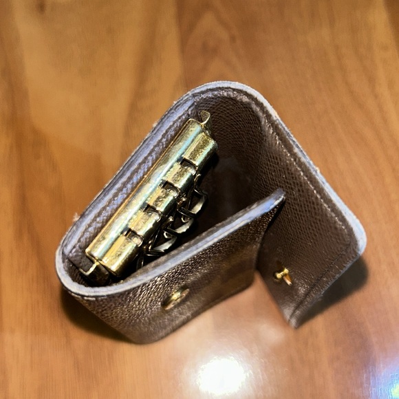 Authentic Louis Vuitton
Damier Ebene Multicles 4 Key Holder - Picture 8 of 13